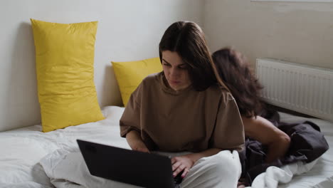 Mujer que trabaja en la computadora portátil