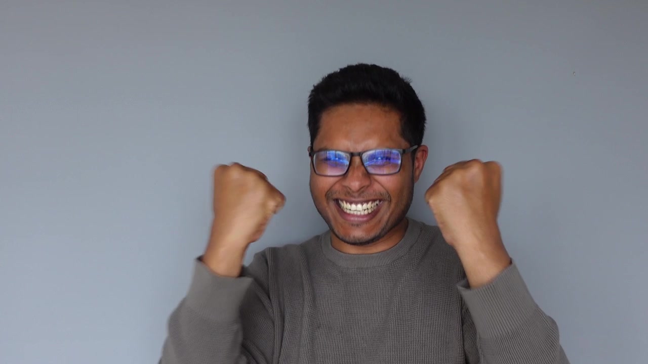 Hombre emocionado celebrando el éxito con los puños cerrados