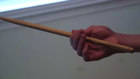 mano con un palo de tambor