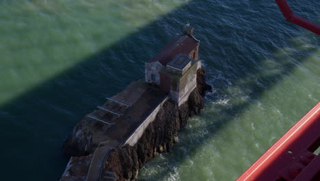 una vista del faro histórico de lime point desde el puente golden gate en california, estados unidos