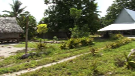 patio de la escuela en fanning island, república de kiribati