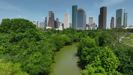 río buffalo bayou y parque con panorama del horizonte de la ciudad de houston, texas