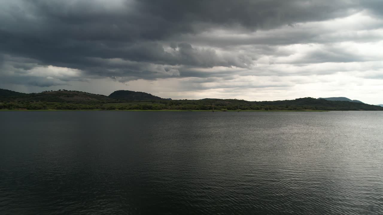 호수 위 의 폭풍 하늘
