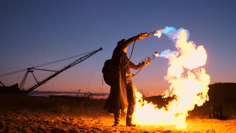 Ein-Mann-Mit-Einem-Flammenwerfer-Bei-Sonnenuntergang-In-Zeitlupe.-Kostüm-Für-Zombie-Apokalypse-Und-Halloween