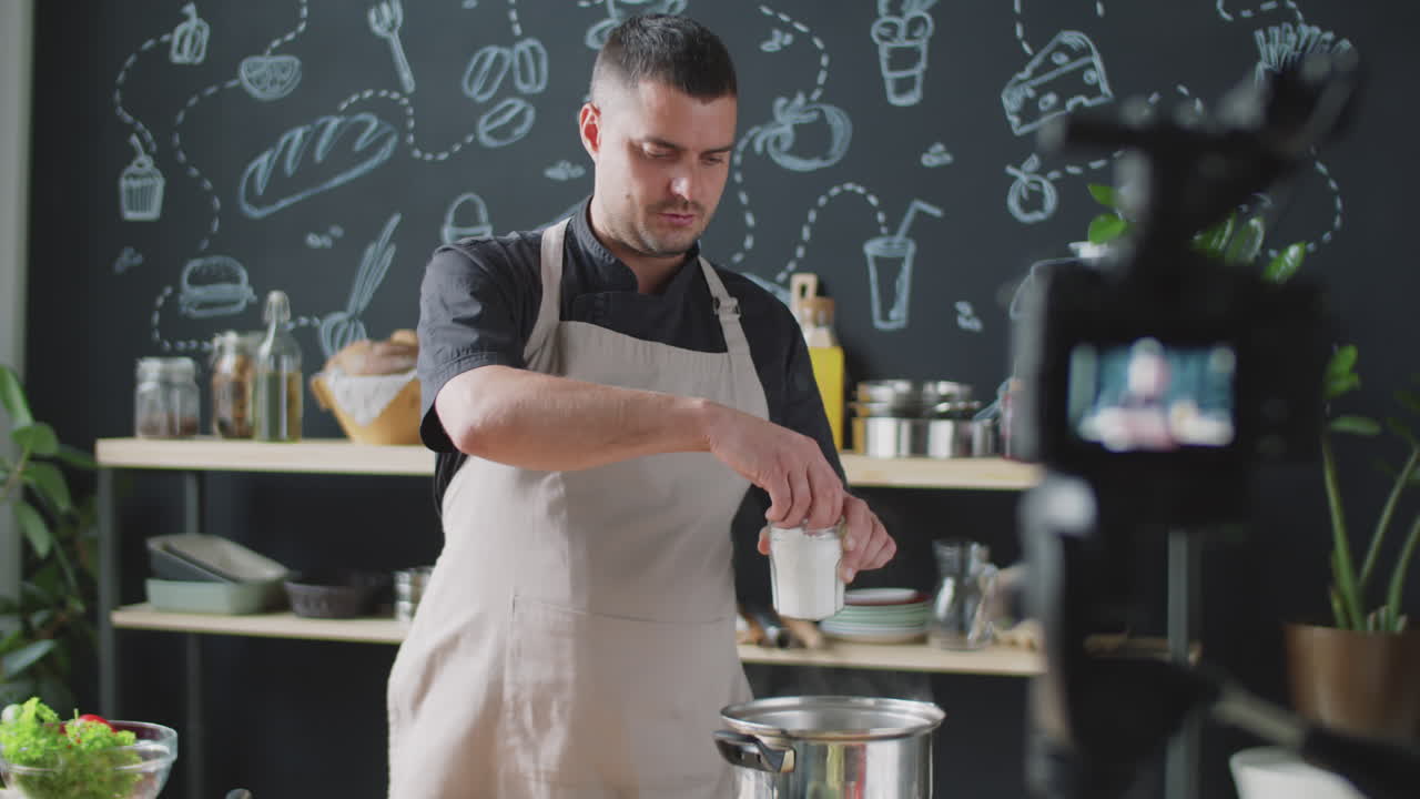 cocinero cocinando en casa