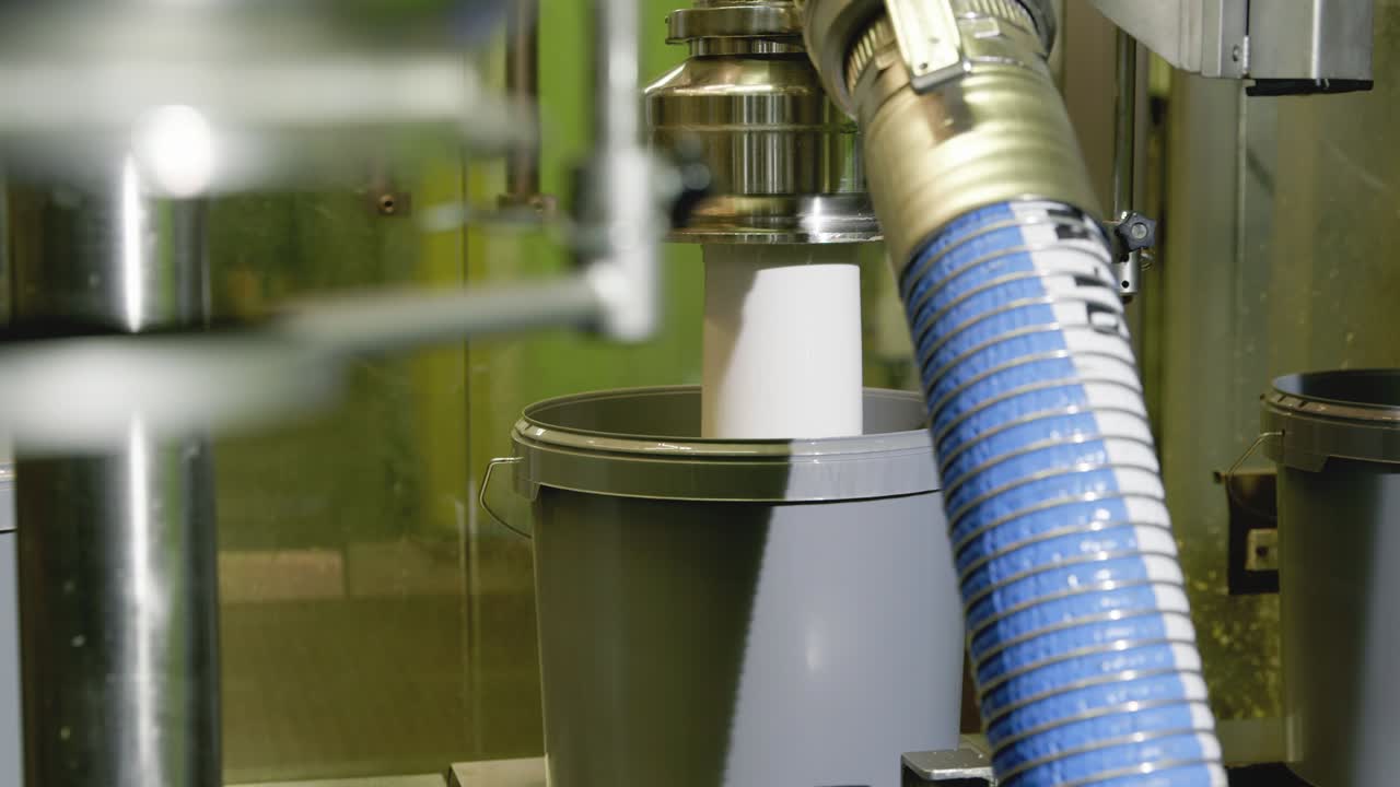 흰색 액체가 식물의 양동이에 채워집니다.