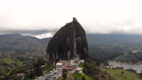 Vista-Aérea-De-Un-Famoso-Destino-Turístico-Piedra-Del-Penol,-Paisaje-De-Colinas-Negras