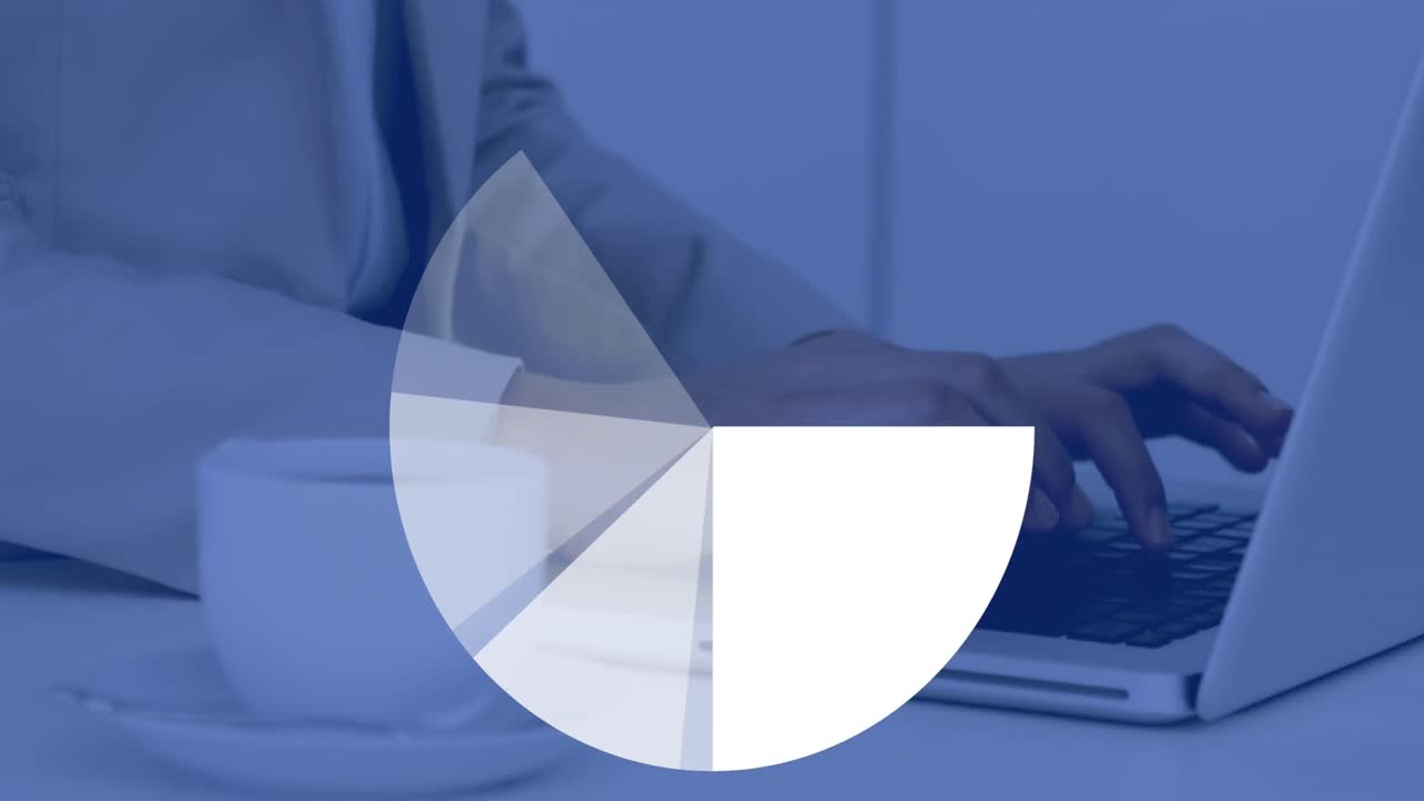 animación de un gráfico de pastel girando en bucle sobre la sección media de un hombre de negocios caucásico usando una computadora portátil