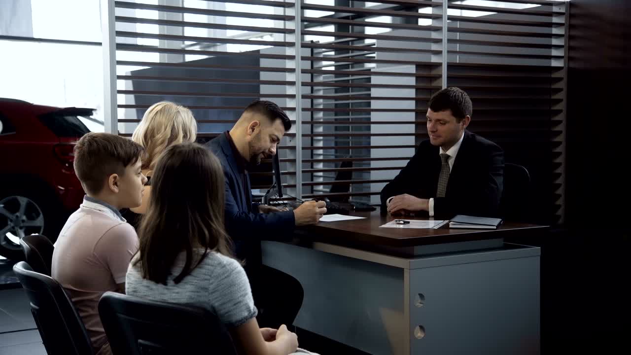 firma exitosa de los papeles de la familia para la compra de automóviles