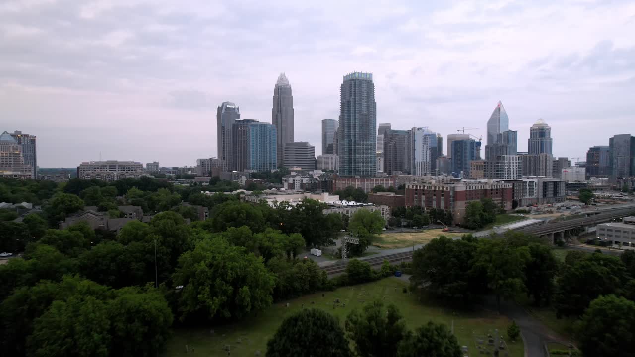 Flygbild av Charlotte skyline som reser sig över trädtopparna, Charlotte, NC, Charlotte, North Carolina.