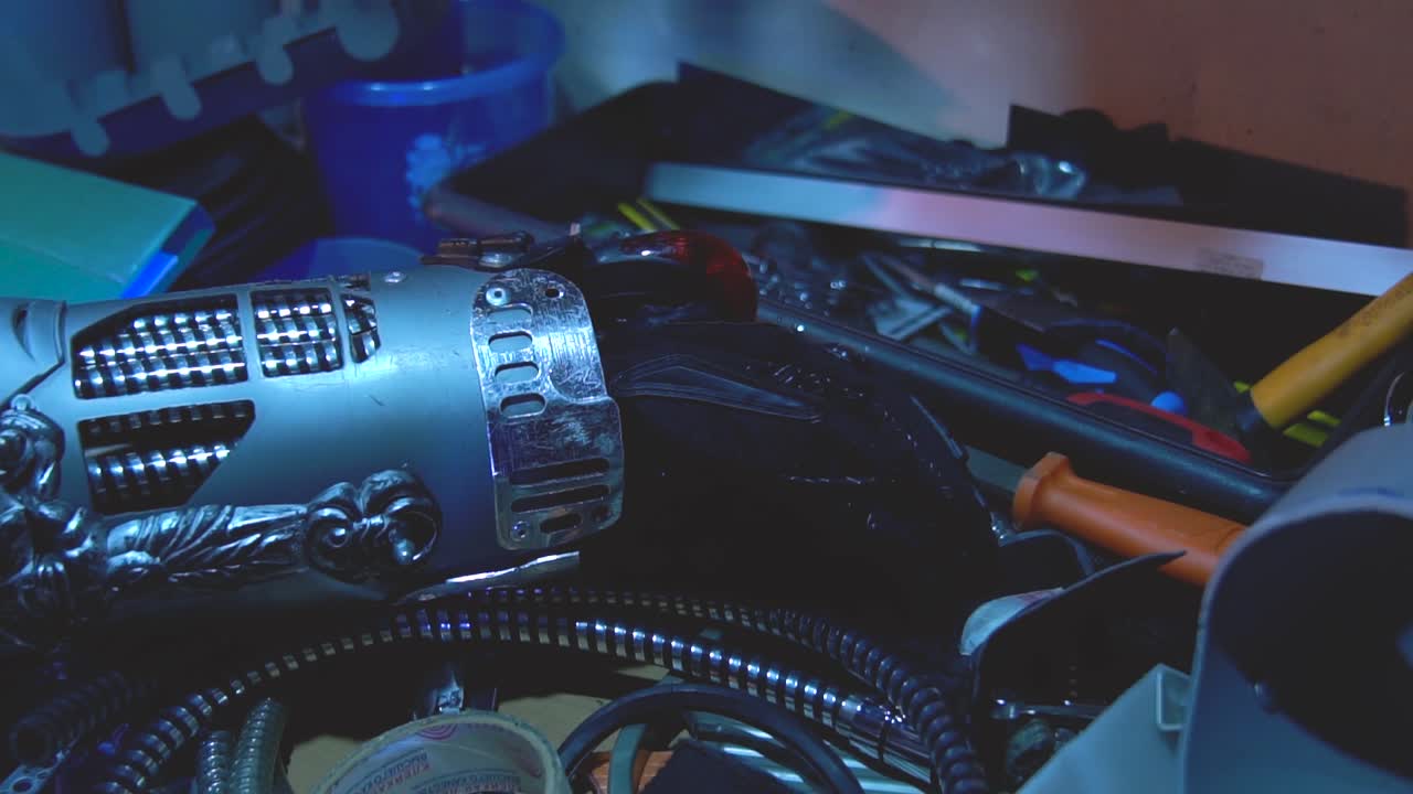 mano protésica personalizada en un entorno de taller