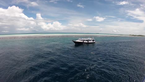 Vista-Aérea-Baja-De-Un-Barco-De-Buceo-Cerca-De-La-Costa