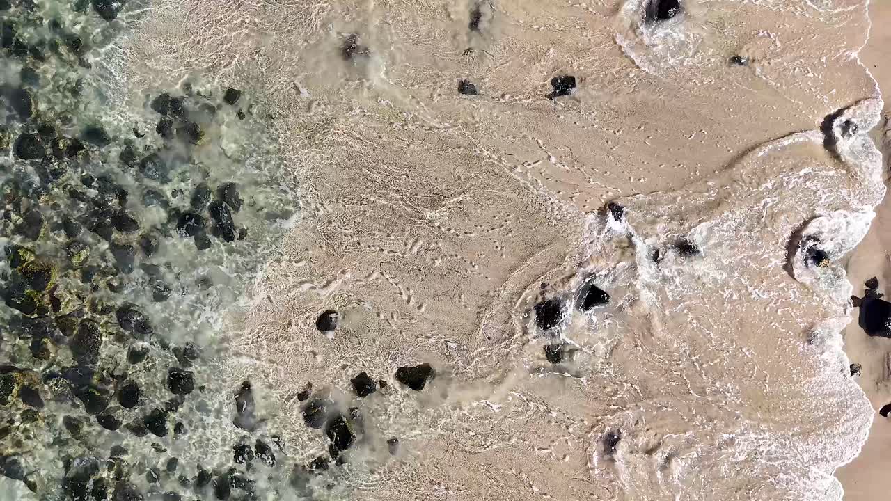 Vista aerea di onde e costa rocciosa