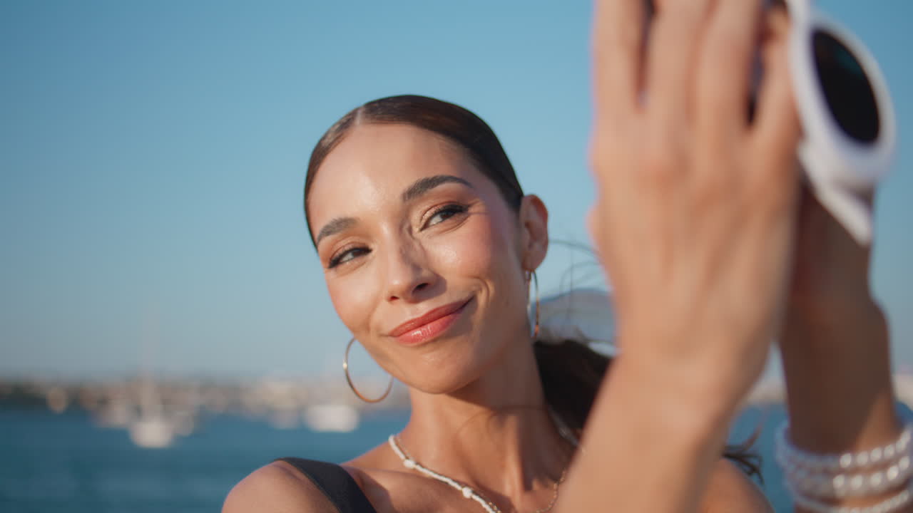 Donna che si scatta un selfie vicino all'acqua
