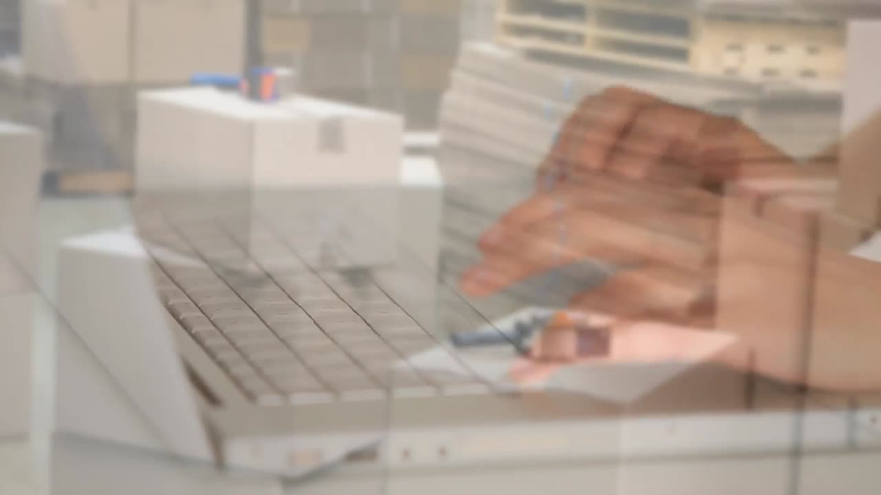 animación de una mujer usando el teclado de la computadora sobre el almacén en el fondo