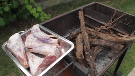 preparándose para cocinar al fuego en una olla con pierna de cordero