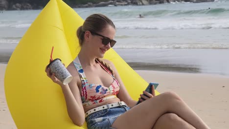 una mujer disfrutando de un día en la playa.