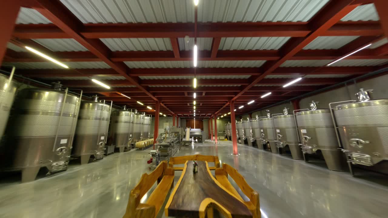 FPV: RIPRESA CON DRONE ALL'INTERNO DI UNA FABBRICA DI VINO A PARRAS, COAHUILA