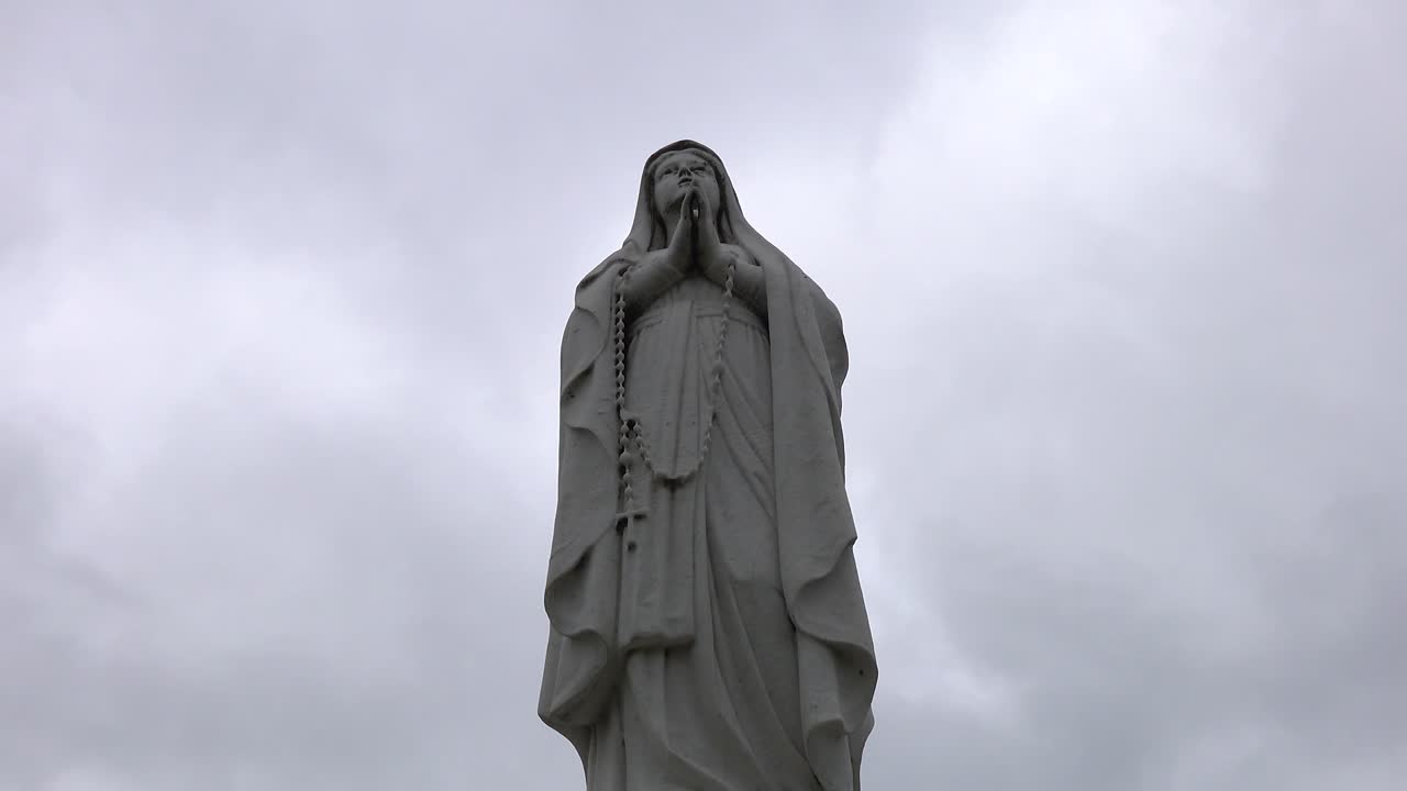 lápide da virgem maria em um cemitério timelapse 4k