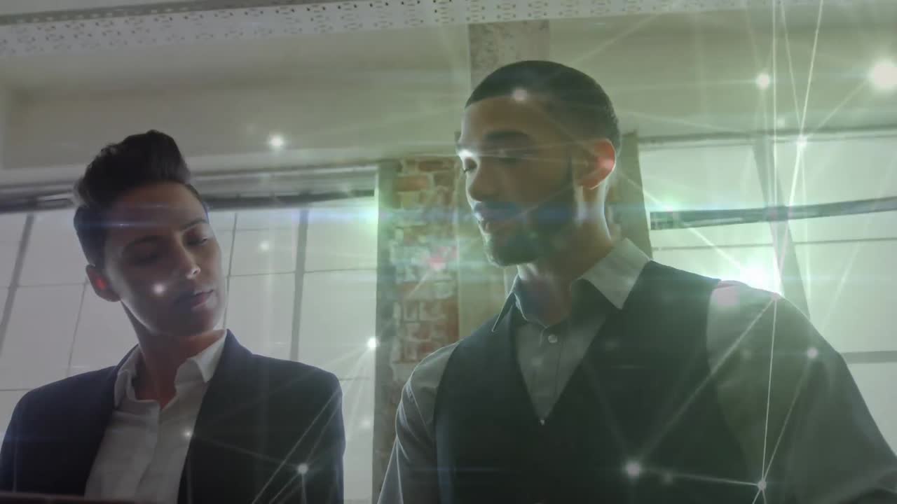 animación de la red de conexiones entre diversas personas de negocios en la oficina