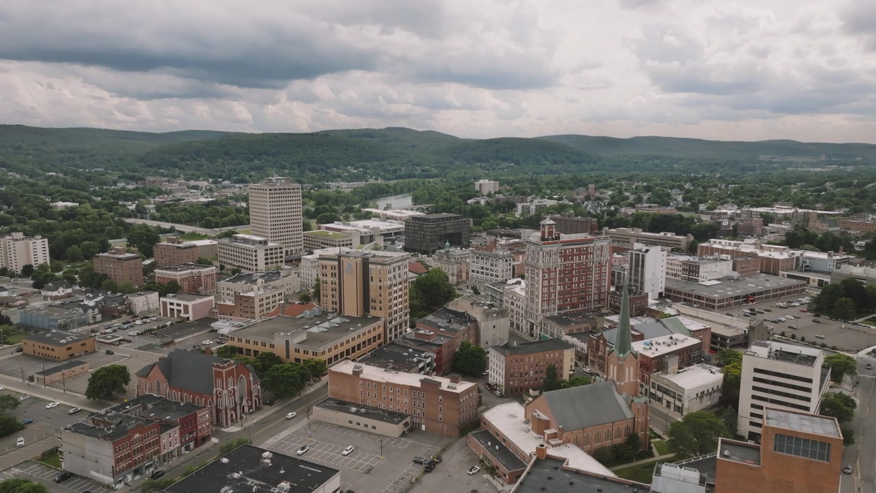 Inquadratura di apertura di Binghamton, New York, in una giornata nuvolosa. Ripreso durante l'estate