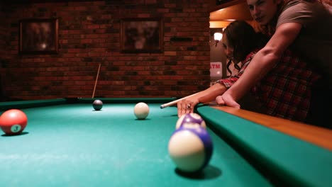 Paar-Spielt-Snooker-Im-Nachtclub-4k