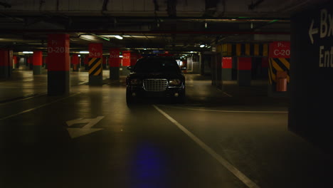 coche de policía montado en el estacionamiento subterráneo
