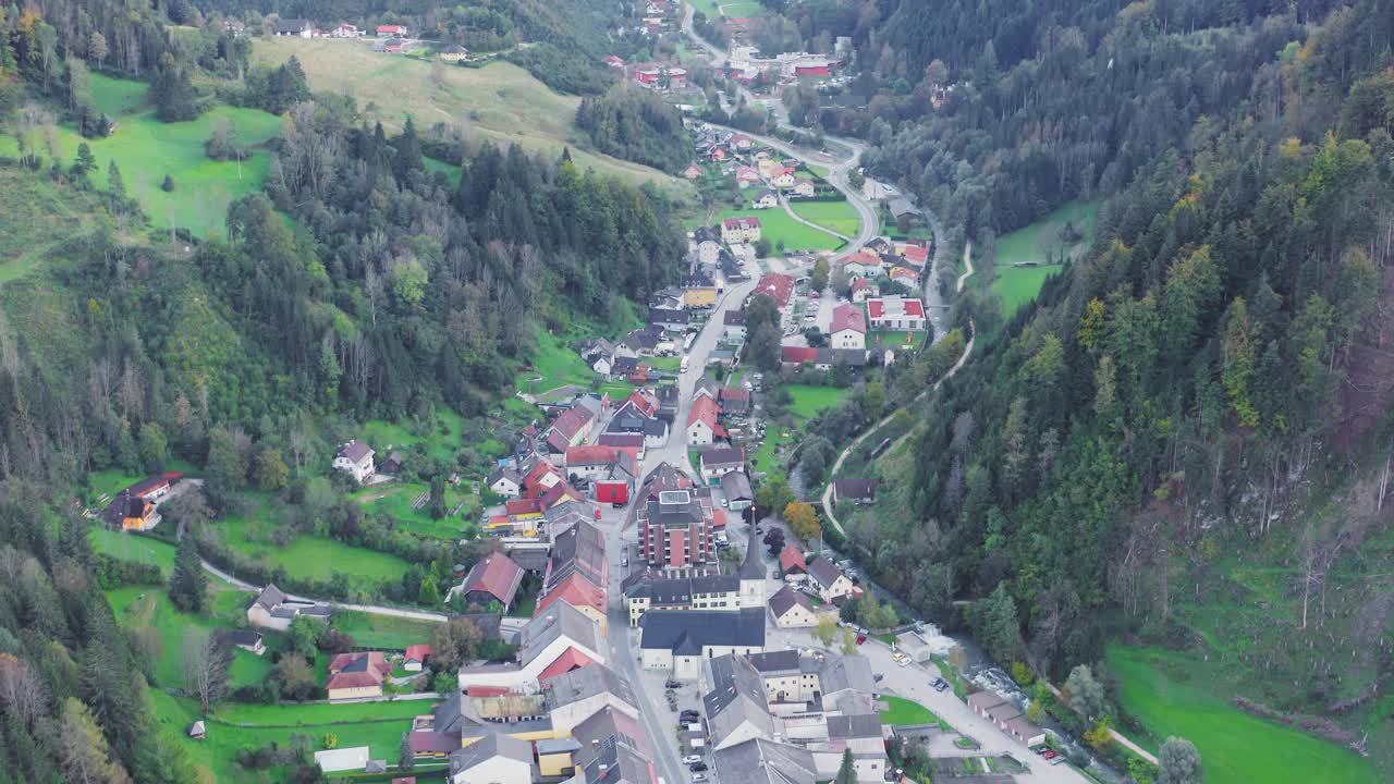 volar sobre la pintoresca ciudad a lo largo de los alpes del valle, eisenkappel-vellach, austria