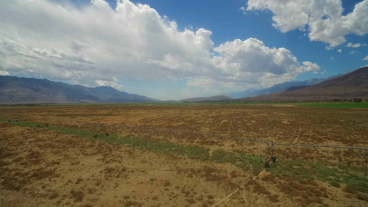 una antena sobre la región seca del valle de owens de california con líneas de riego en primer plano