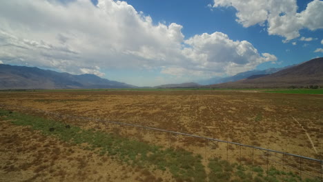 una antena sobre la región seca del valle de owens de california con líneas de riego en primer plano