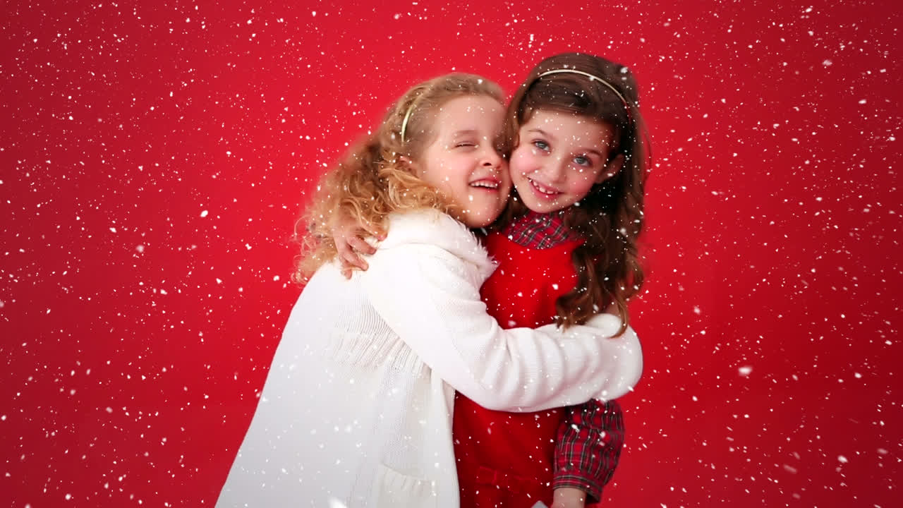 손에 선물 상자를 가진 아이들 위에 눈이 떨어지는 비디오 작곡