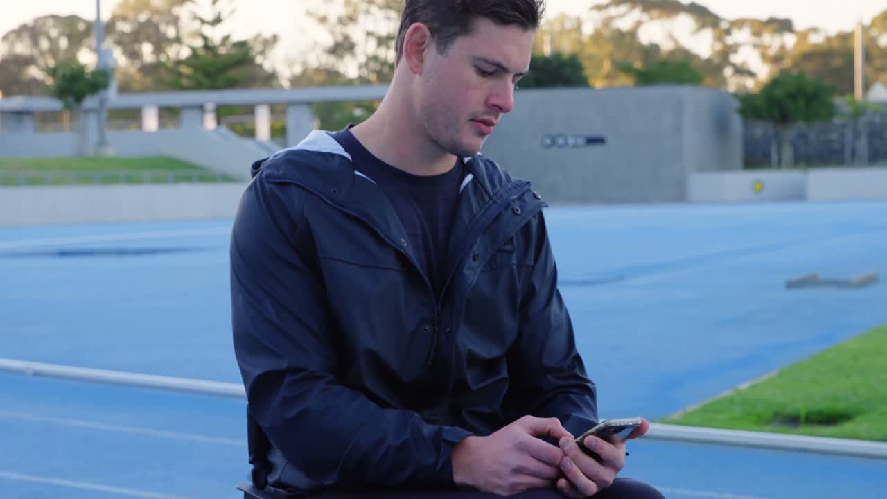 스포츠 장소에서 휴대폰을 사용하는 장애인 운동선수 4k