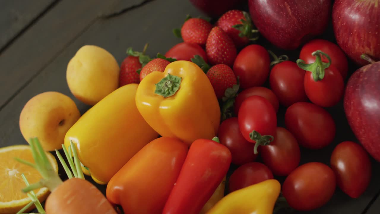 Vídeo de frutas e vegetais frescos e coloridos em tábuas de madeira ao fundo