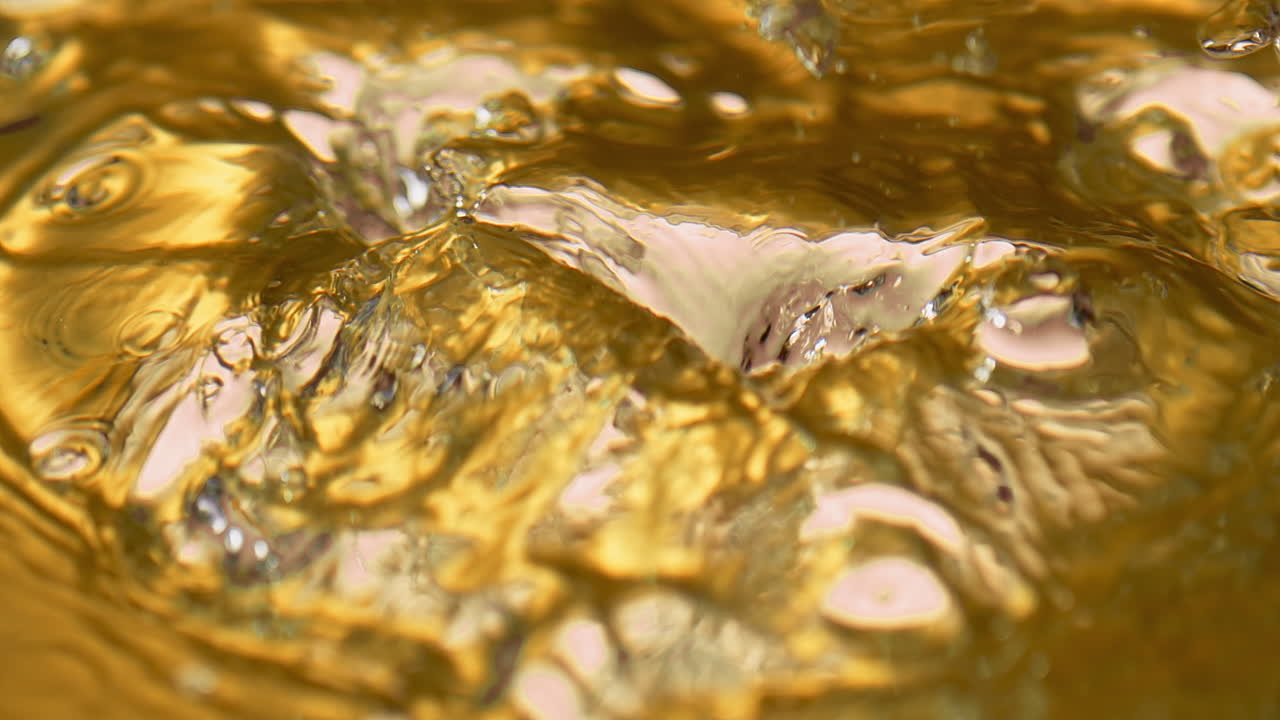 얼음 조각으로 끓는 액체 금-3