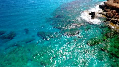 水晶清晰的藍色水在海洞的ayia napa 塞浦路斯景色