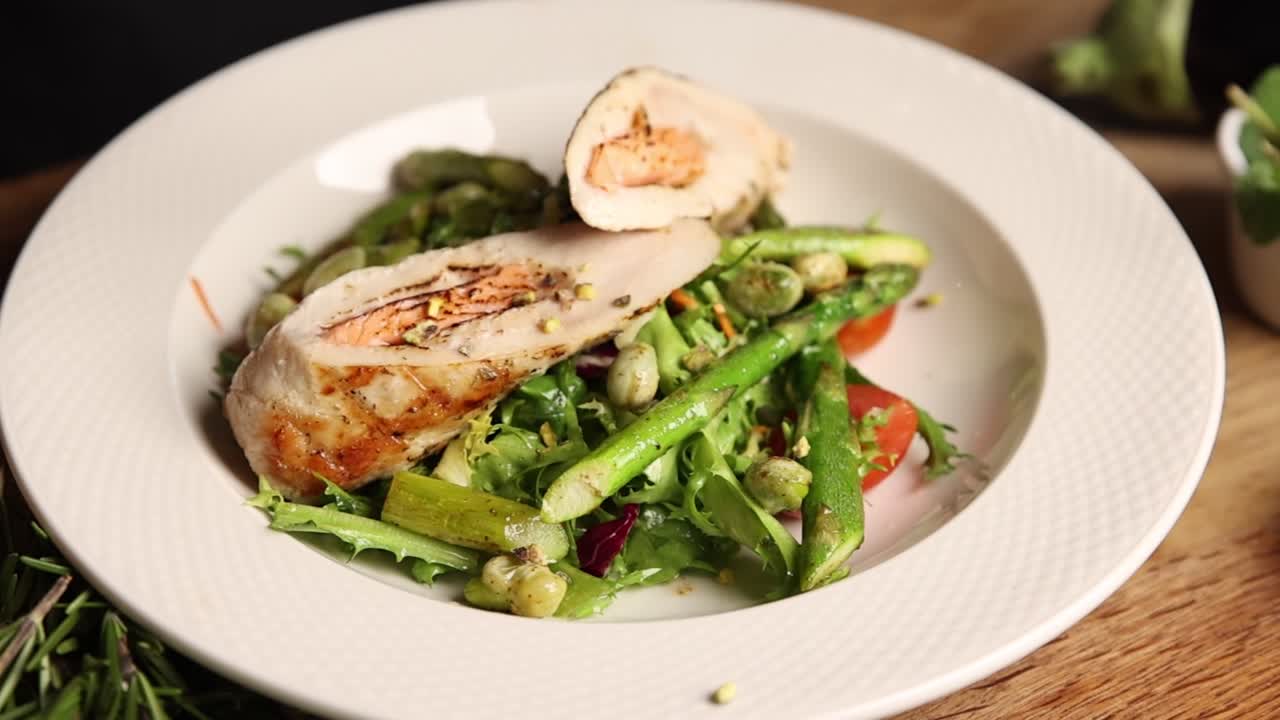 Gourmet fylt kylling med laks og frisk salat