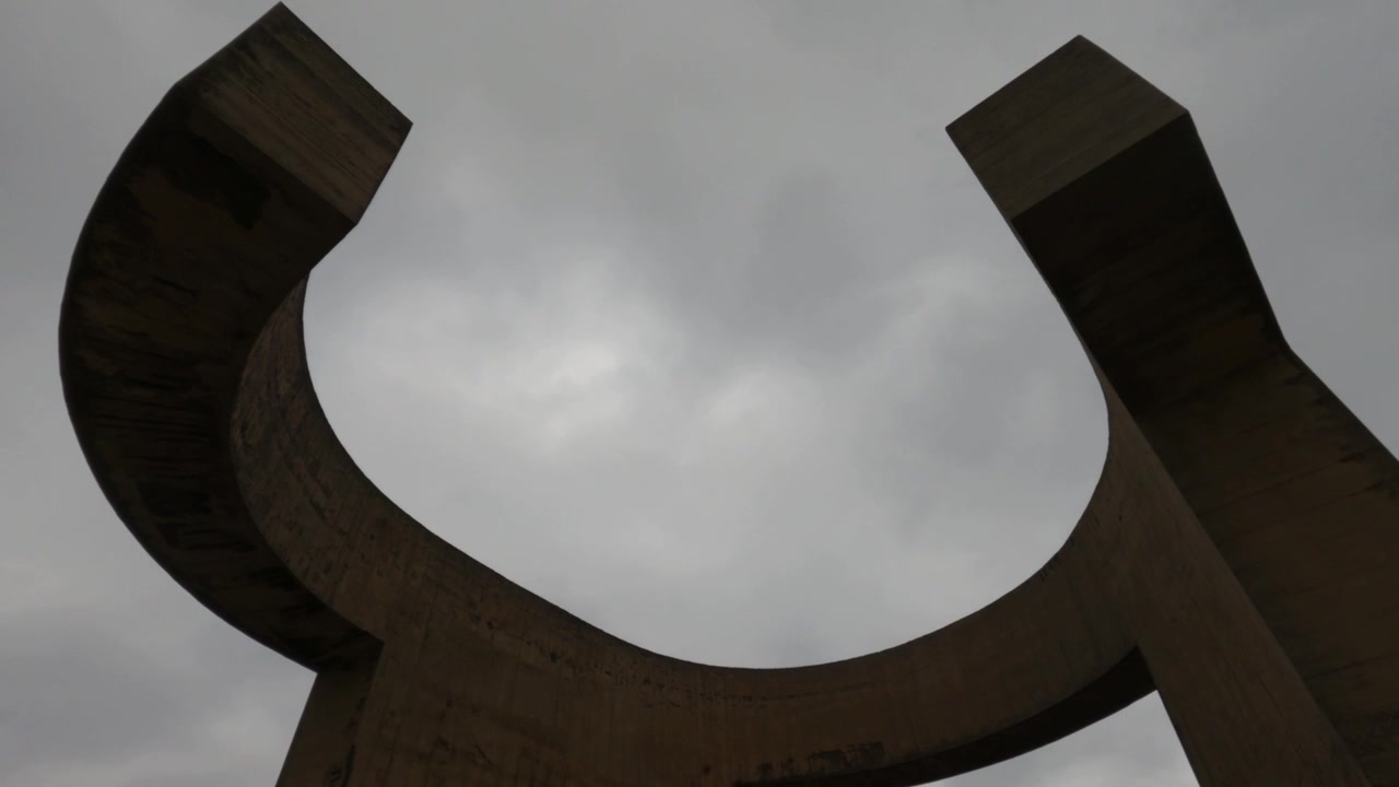 Vista dal basso del monumento Elogio del Horizonte di Eduardo Chillida in una giornata nuvolosa in Spagna.