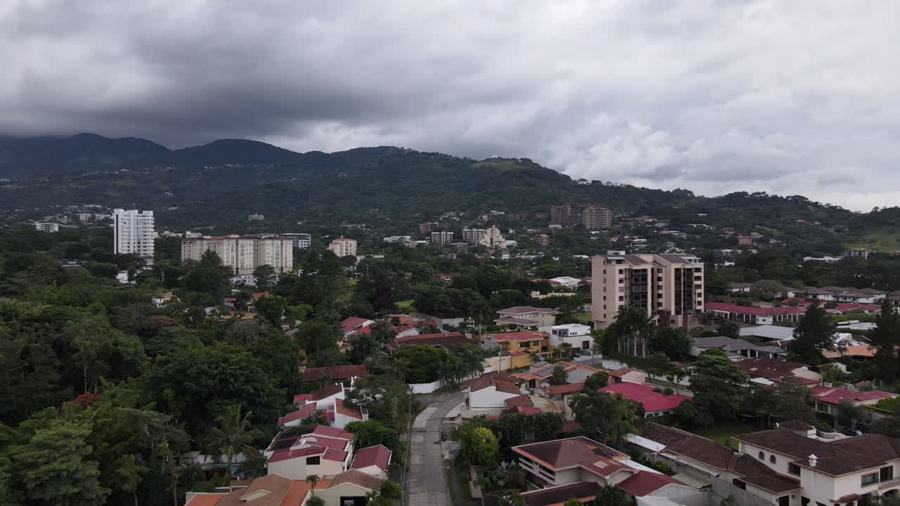 hermosa toma aérea volando sobre san jose en costa rica