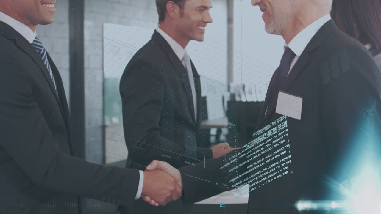 animación del procesamiento de datos financieros sobre sonrientes diversas personas de negocios estrechando la mano