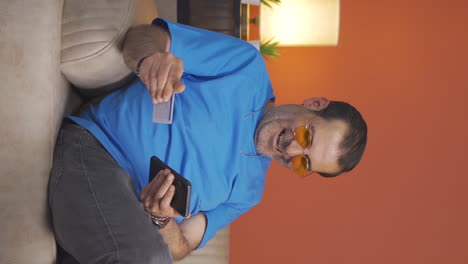 vídeo vertical de un hombre comprando con tarjeta de crédito.