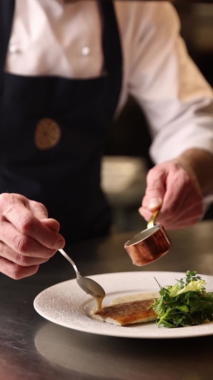 Kokk Legger Opp en Gourmetrett