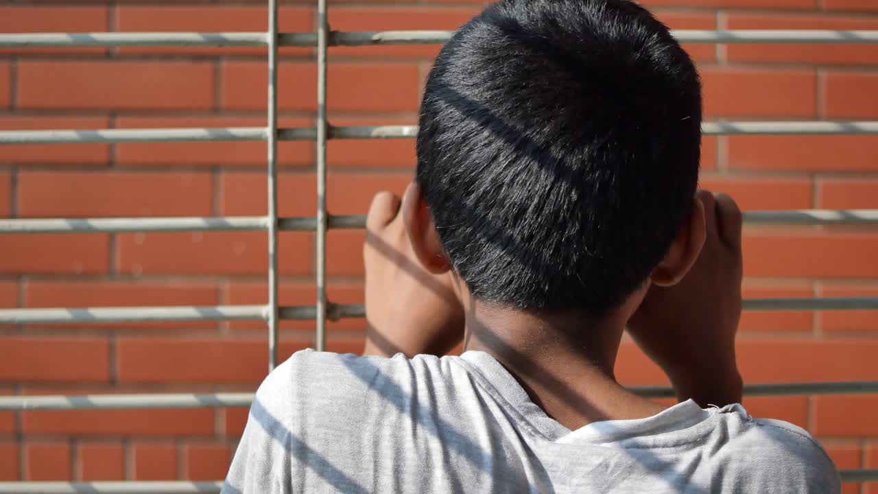 창문을 통해 보는 슬픈 십대 소년