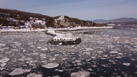 Luftaufnahme-Des-Vereisten-Flusses-In-La-Malbaie,-Charlevoix,-Quebec,-Kanada