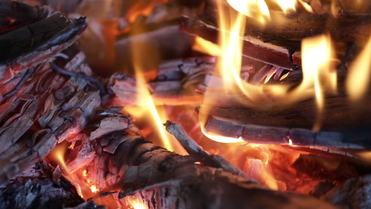 llamas de fuego sobre un fondo negro