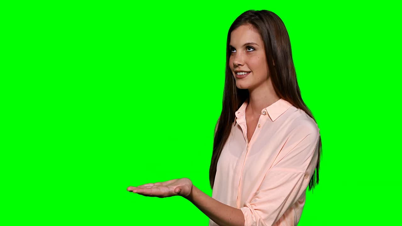 mujer fingiendo tocar la pantalla digital