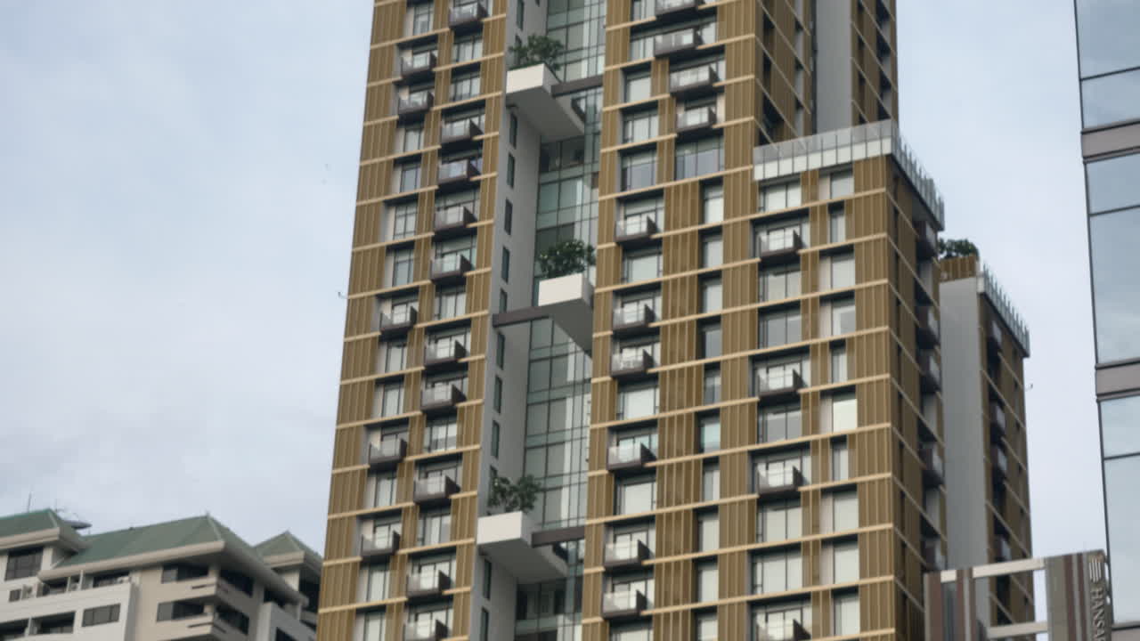 rascacielos moderno en un entorno urbano