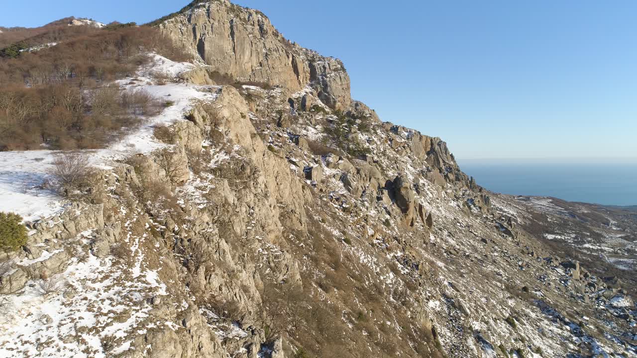 el acantilado nevado de la montaña vista aérea