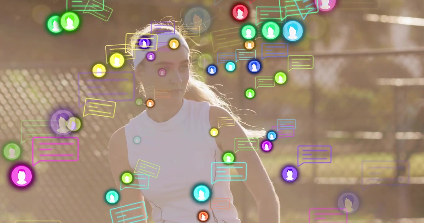 Sportclip zeigt eine weibliche Tennisspielerin, die eine Vorhand schlägt und den Ball inmitten von Social-Media-Symbolen verfolgt.