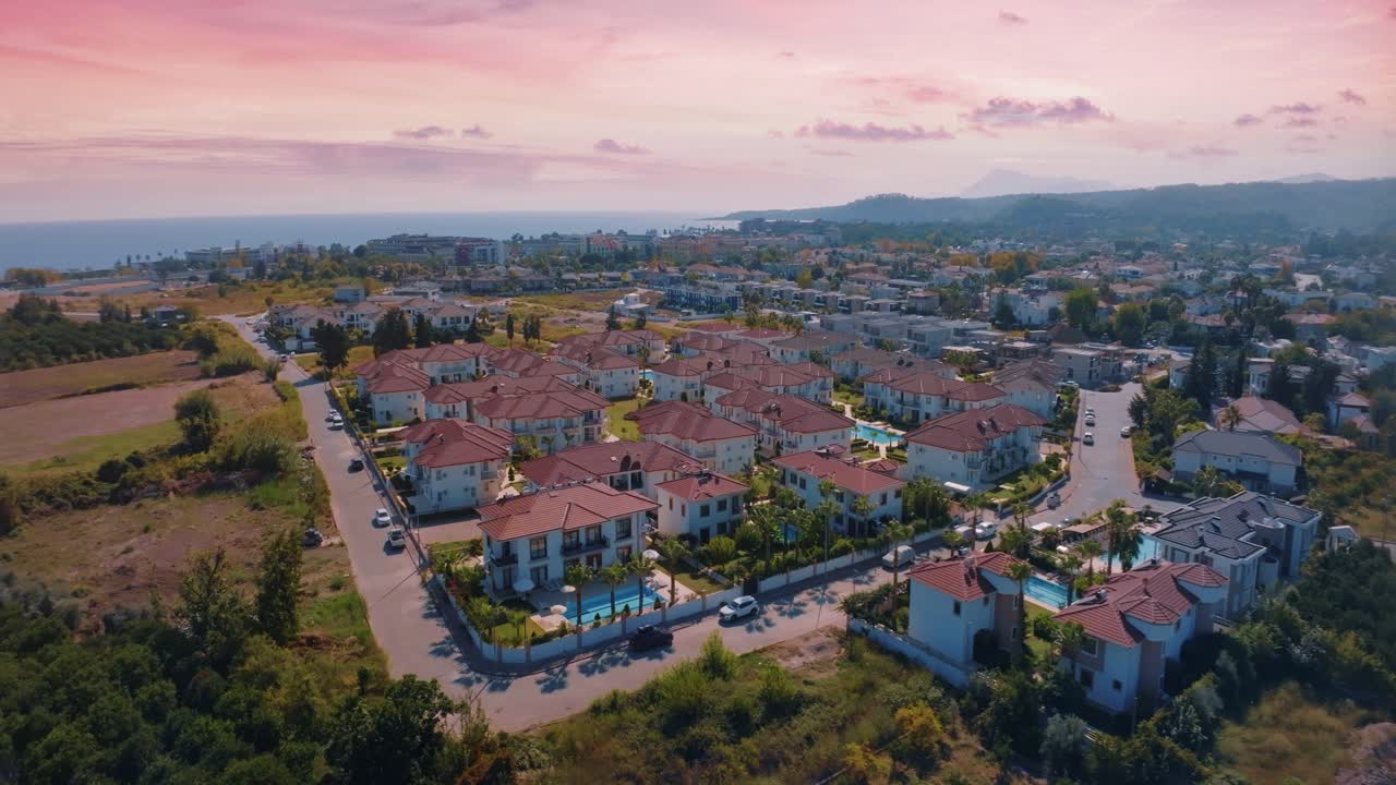vista aérea de una ciudad costera con villas y casas residenciales