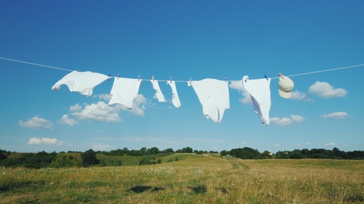 weißes leinen trocknet an einem seil an einem malerischen ort 4k-video